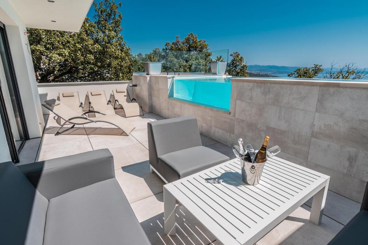 Villa The Boat With Rooftop Pool Matulji Exteriör bild