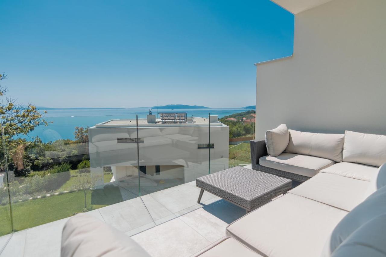 Villa The Boat With Rooftop Pool Matulji Exteriör bild