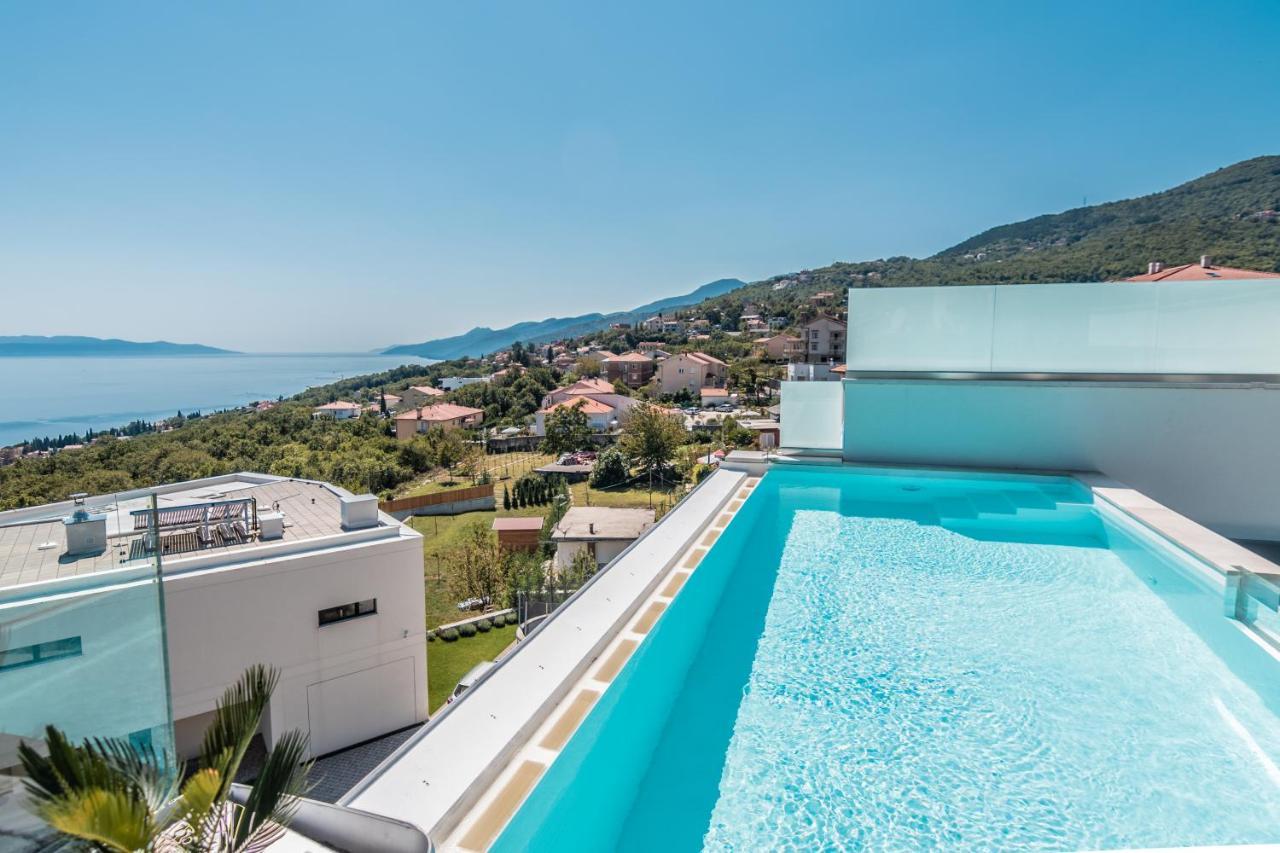 Villa The Boat With Rooftop Pool Matulji Exteriör bild